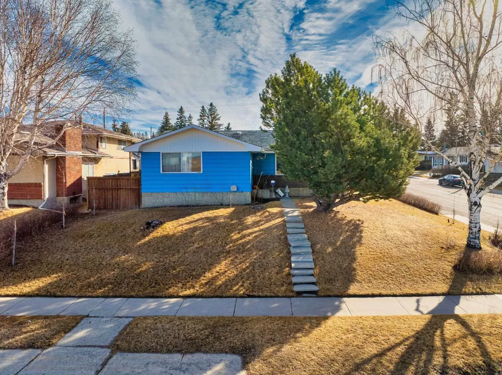 5424 37 Street SW Calgary AB T3E 5M5
