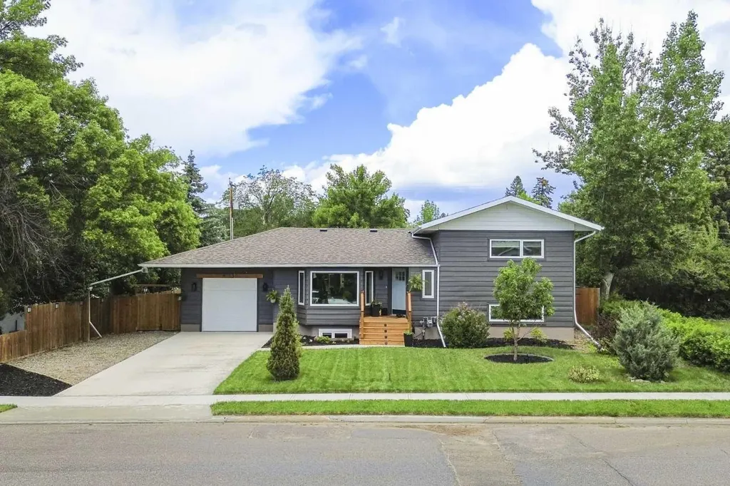 236 50 Avenue E Claresholm AB T0L 0T0