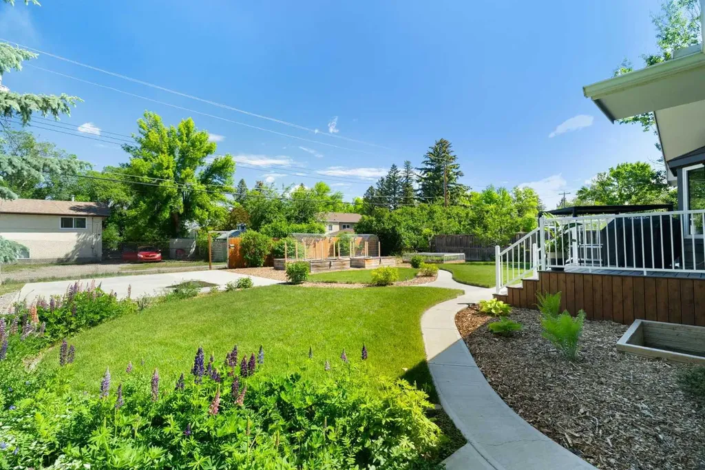 236 50 Avenue E Claresholm AB T0L 0T0