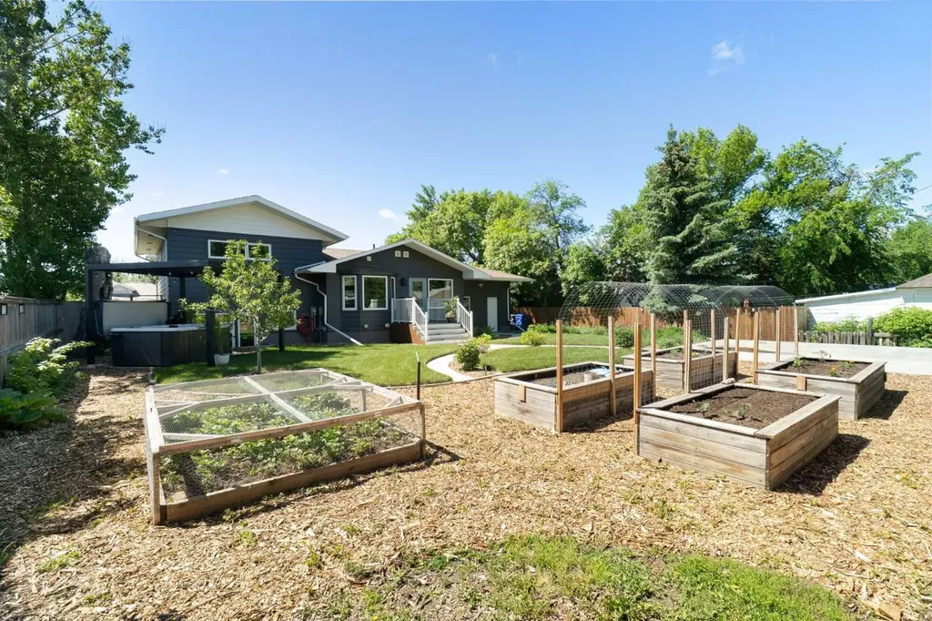 236 50 Avenue E Claresholm AB T0L 0T0