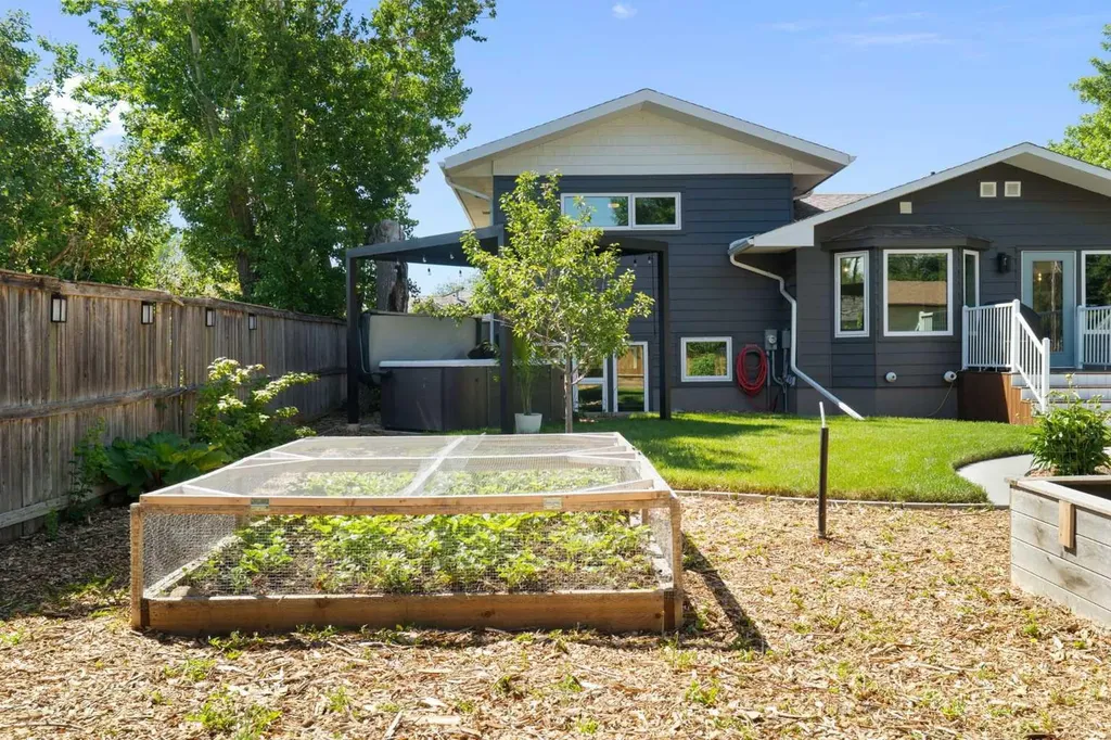 236 50 Avenue E Claresholm AB T0L 0T0