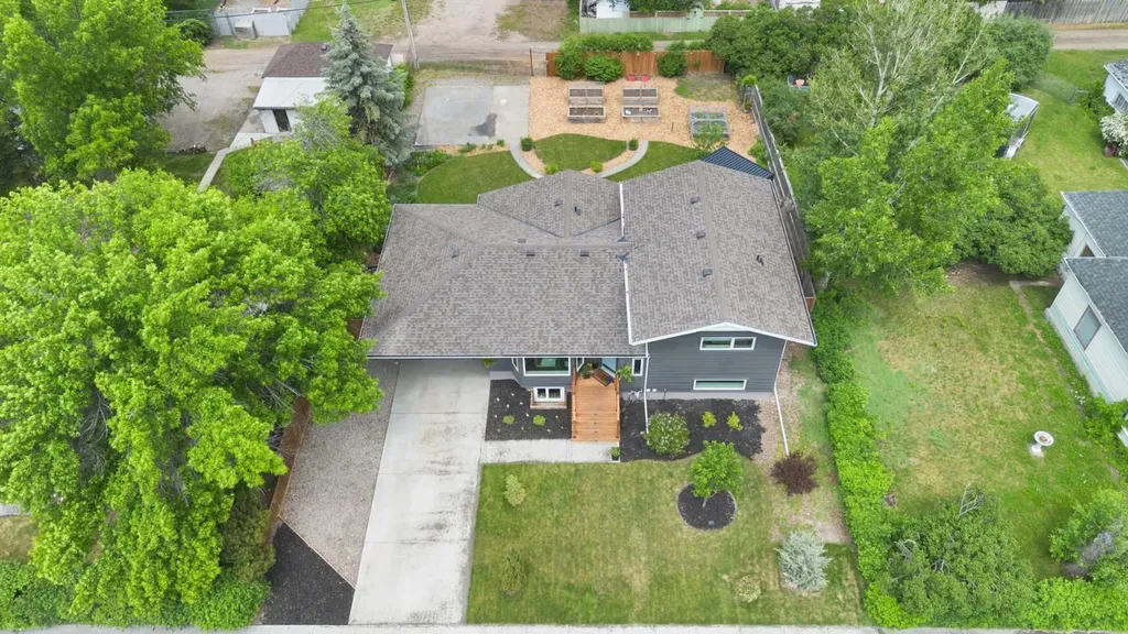 236 50 Avenue E Claresholm AB T0L 0T0