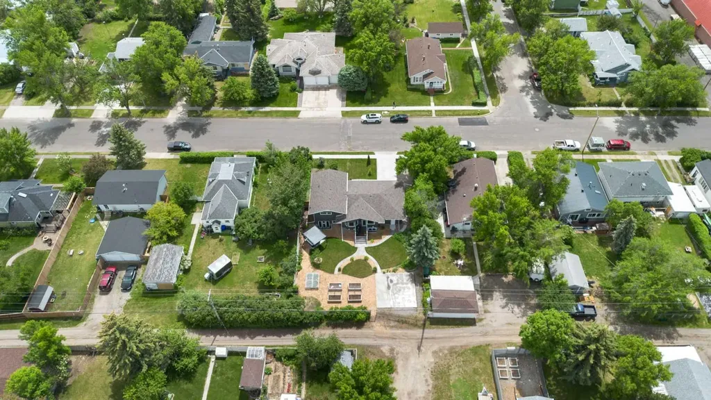 236 50 Avenue E Claresholm AB T0L 0T0