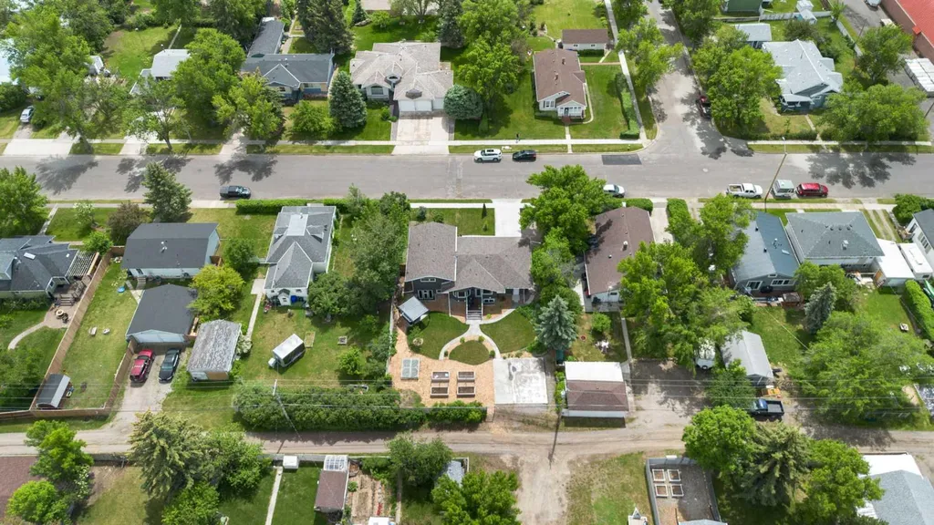 236 50 Avenue E Claresholm AB T0L 0T0