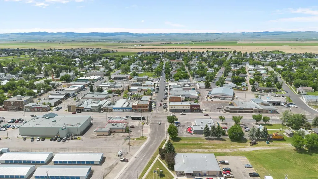236 50 Avenue E Claresholm AB T0L 0T0