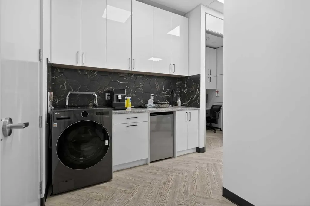 11808 24 Street SW Calgary AB T2W 6G2