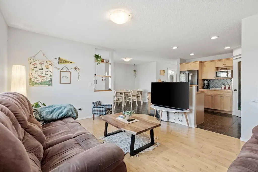 52 Evansford Road NW Calgary AB T3P 1G8