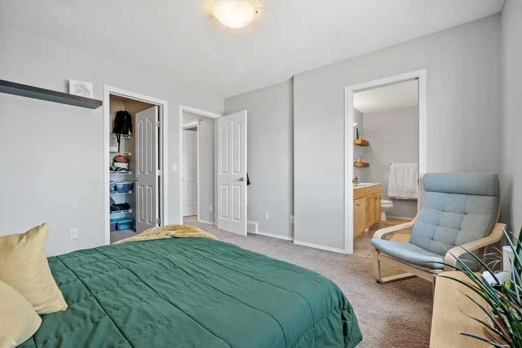 52 Evansford Road NW Calgary AB T3P 1G8