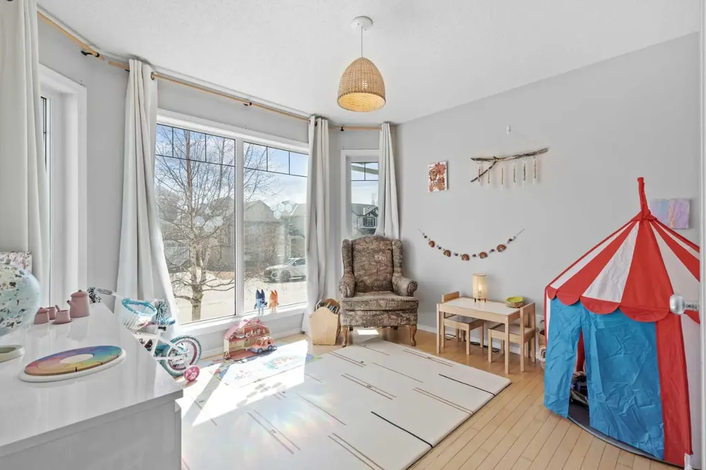 52 Evansford Road NW Calgary AB T3P 1G8