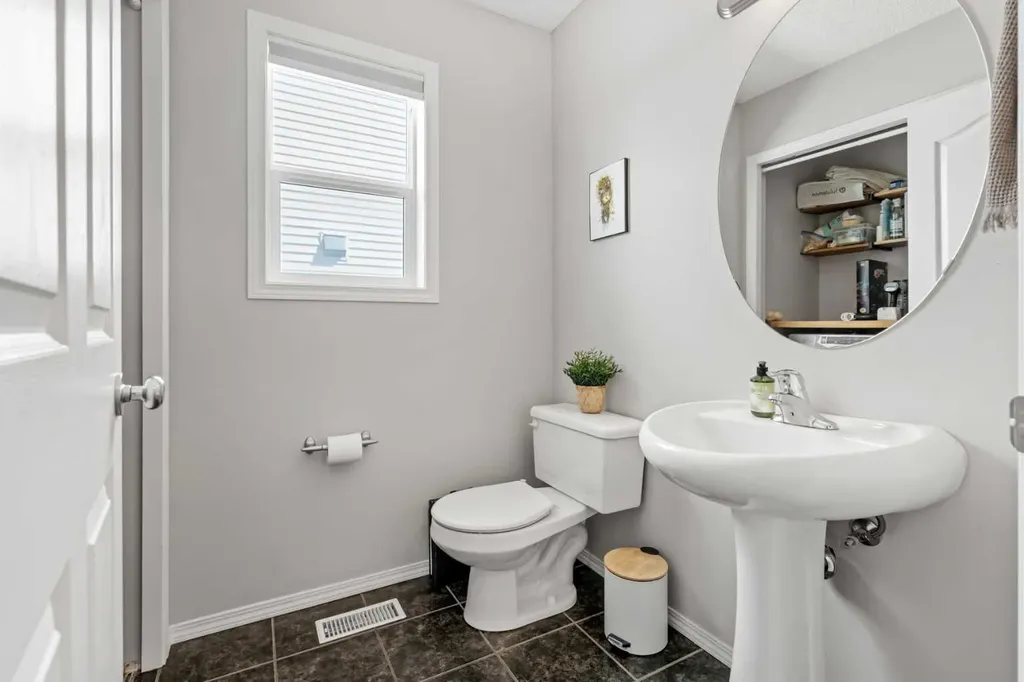 52 Evansford Road NW Calgary AB T3P 1G8