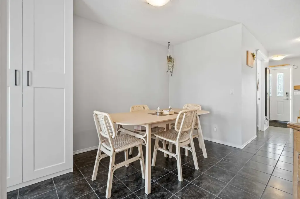 52 Evansford Road NW Calgary AB T3P 1G8