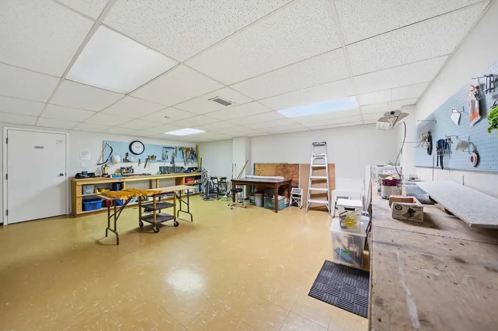 521 57 Avenue SW Calgary AB T2V 4N5
