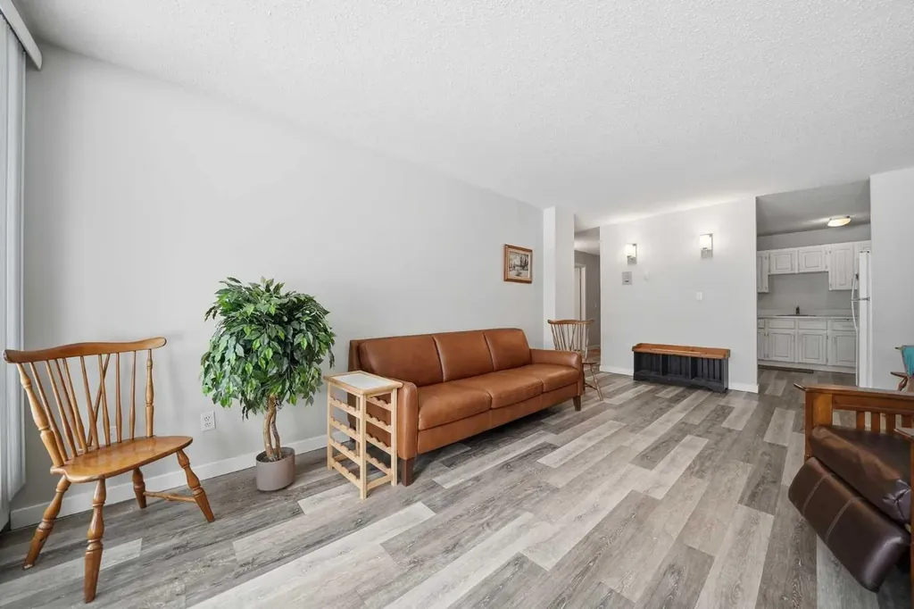 521 57 Avenue SW Calgary AB T2V 4N5