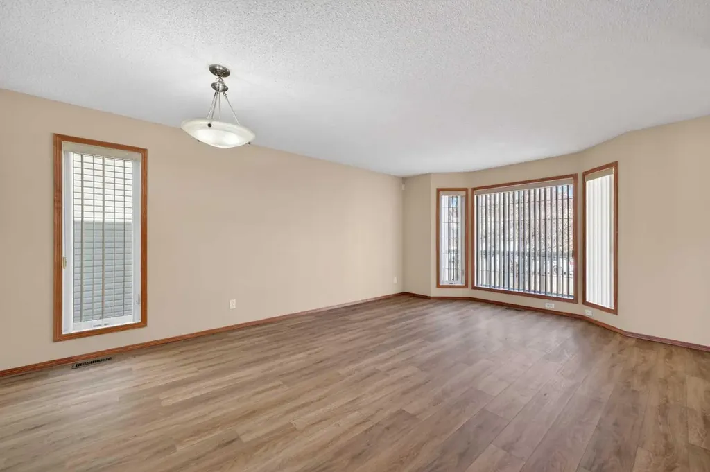 126 Evansmeade Crescent NW Calgary AB T3P 1B9