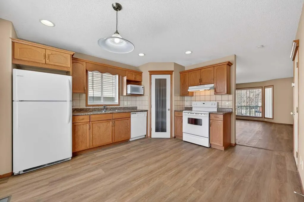126 Evansmeade Crescent NW Calgary AB T3P 1B9