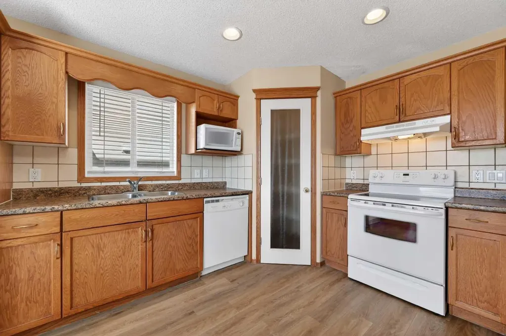 126 Evansmeade Crescent NW Calgary AB T3P 1B9