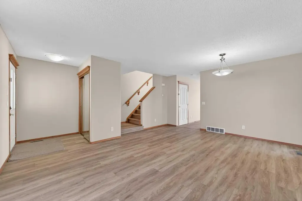 126 Evansmeade Crescent NW Calgary AB T3P 1B9