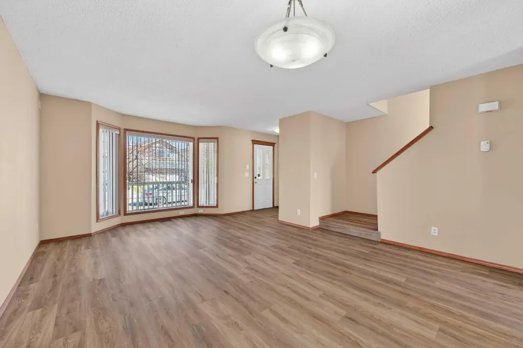 126 Evansmeade Crescent NW Calgary AB T3P 1B9