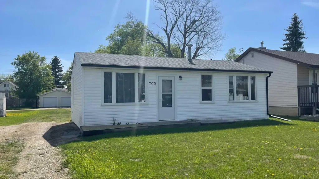 709 7 Avenue Wainwright AB T9W 1B5