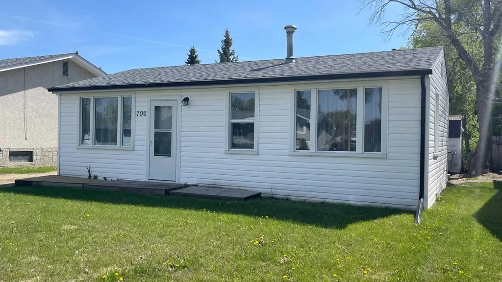 709 7 Avenue Wainwright AB T9W 1B5