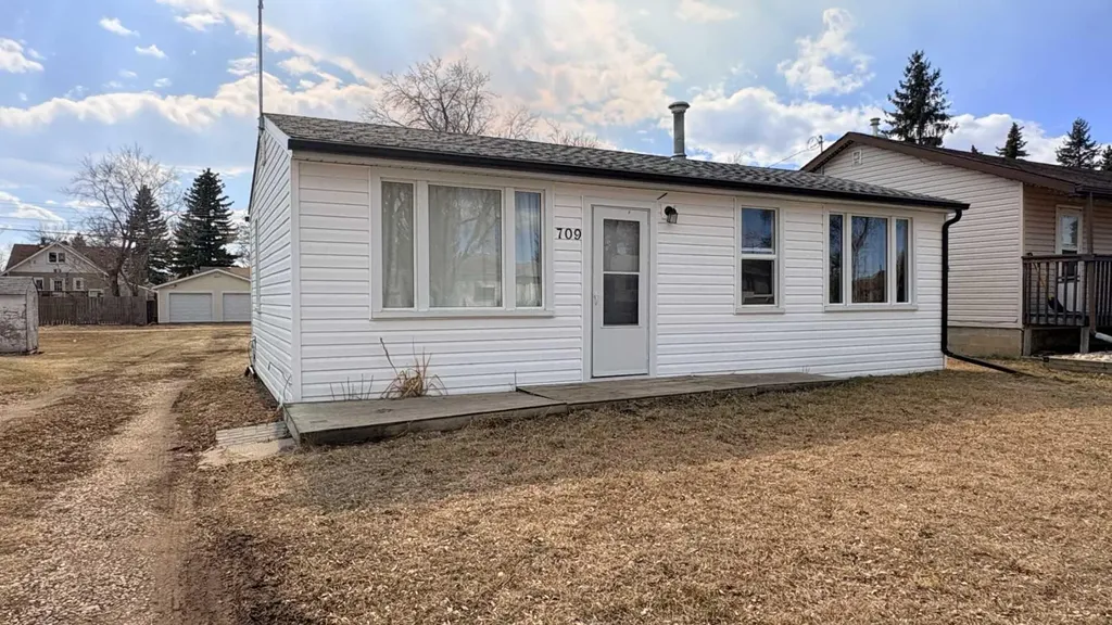 709 7 Avenue Wainwright AB T9W 1B5