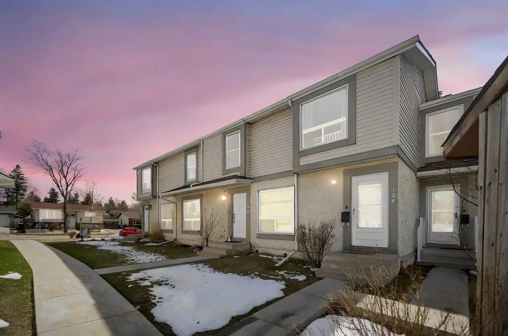 104 Deer Ridge Lane SE Calgary AB T2J6N4