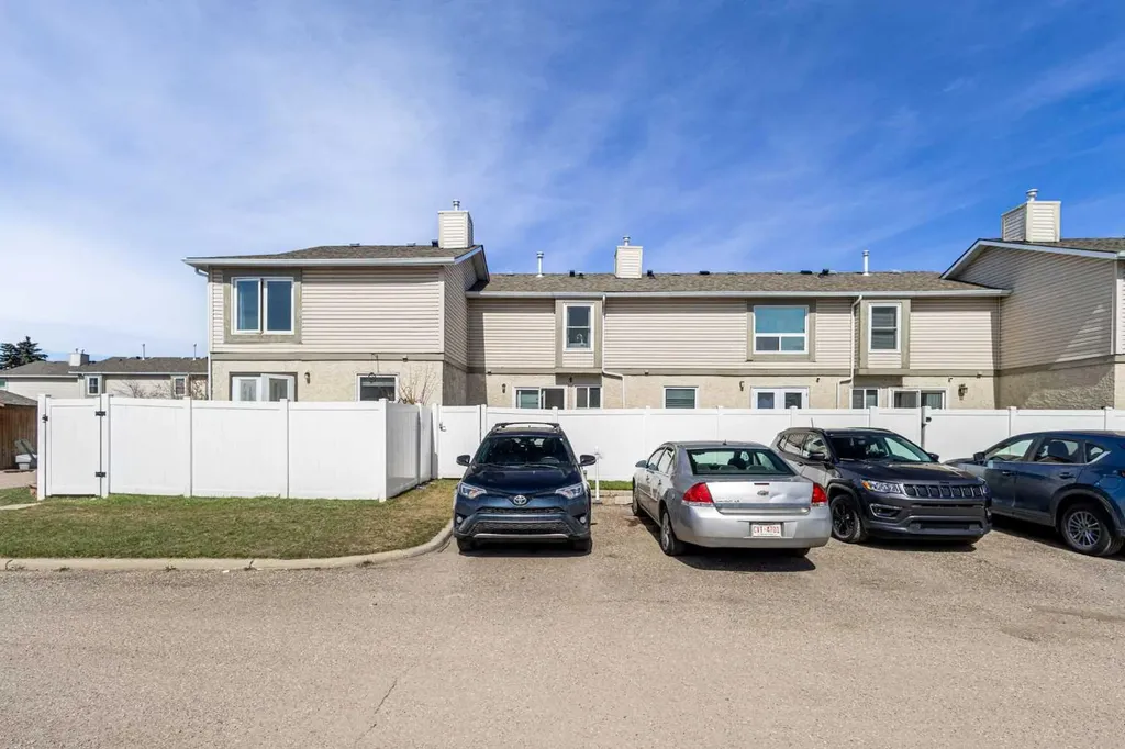 104 Deer Ridge Lane SE Calgary AB T2J6N4