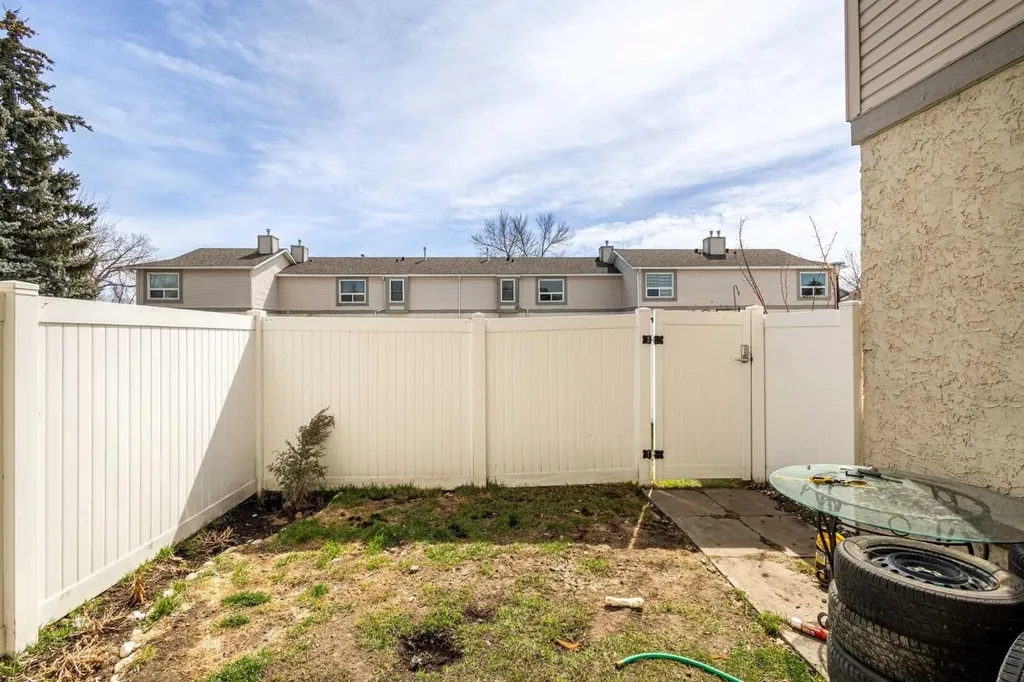 104 Deer Ridge Lane SE Calgary AB T2J6N4