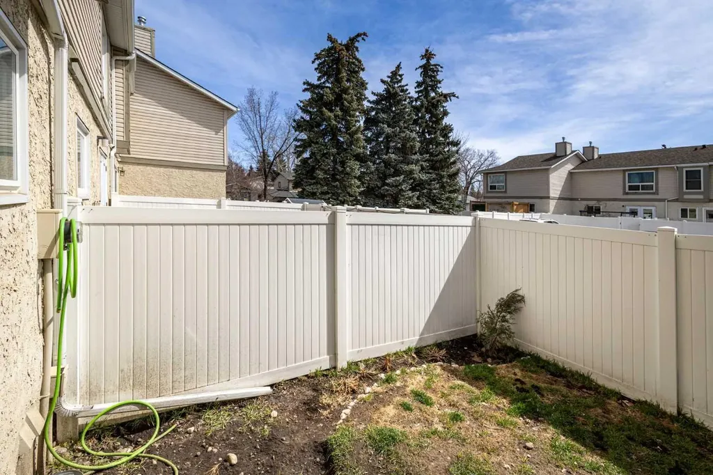 104 Deer Ridge Lane SE Calgary AB T2J6N4