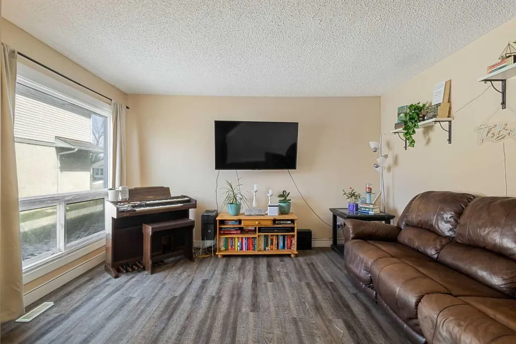 104 Deer Ridge Lane SE Calgary AB T2J6N4