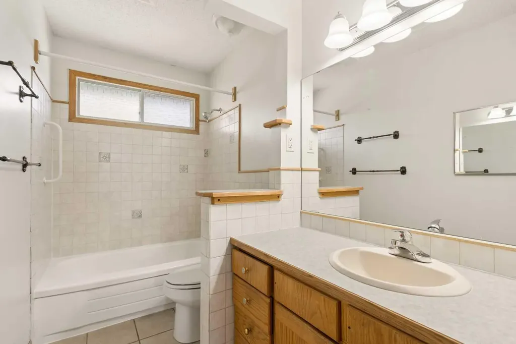 404 Manora Way NE Calgary AB T2A4R4
