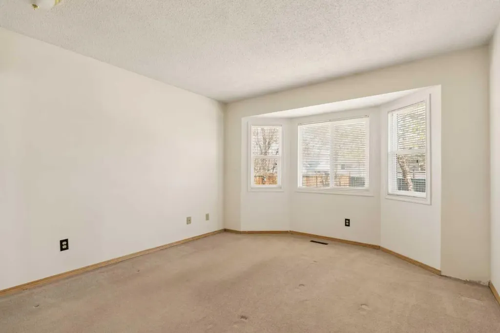 404 Manora Way NE Calgary AB T2A4R4