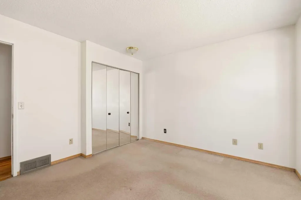 404 Manora Way NE Calgary AB T2A4R4