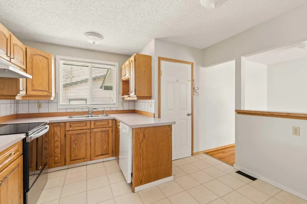 404 Manora Way NE Calgary AB T2A4R4