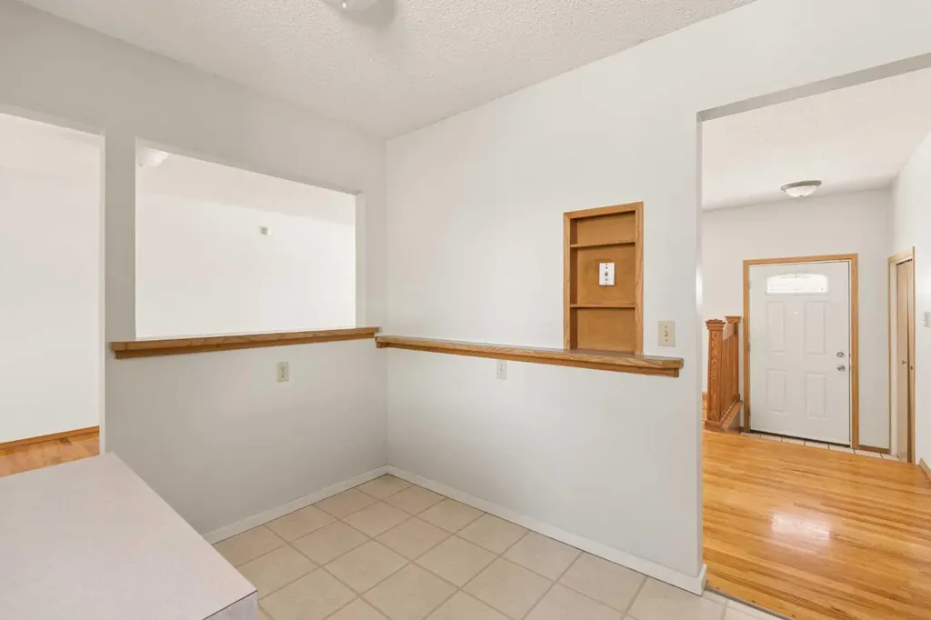 404 Manora Way NE Calgary AB T2A4R4