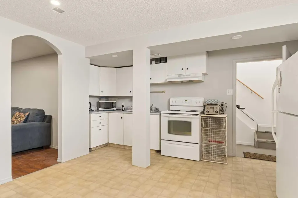 404 Manora Way NE Calgary AB T2A4R4
