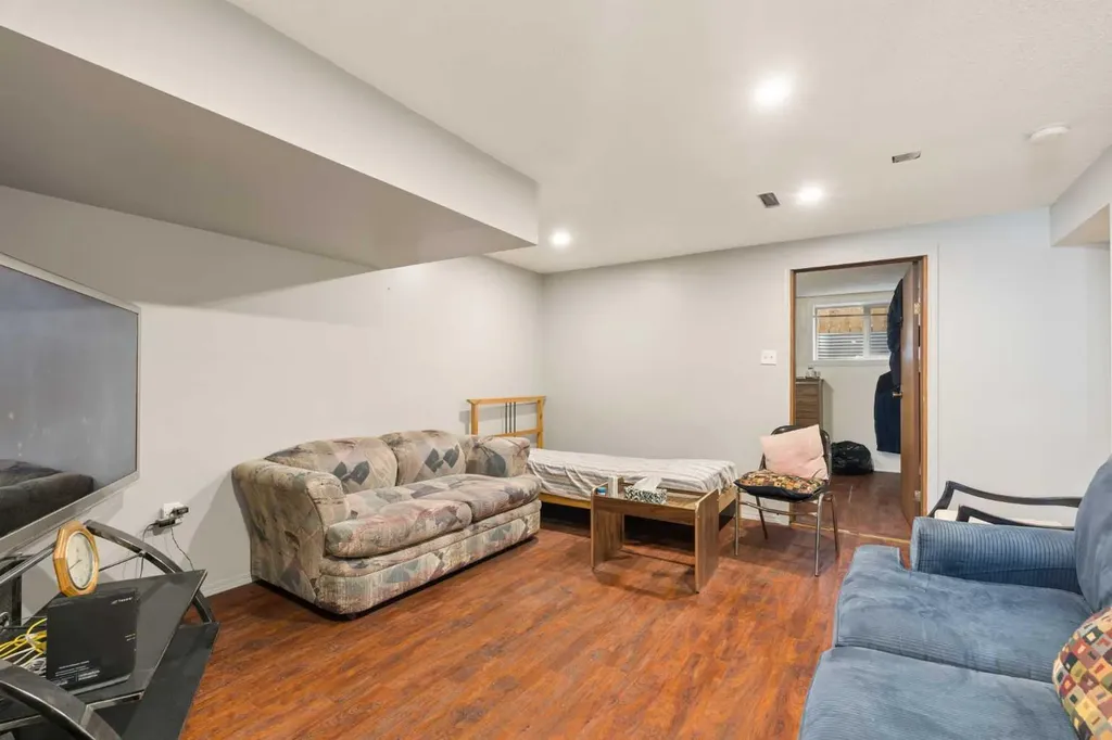 404 Manora Way NE Calgary AB T2A4R4