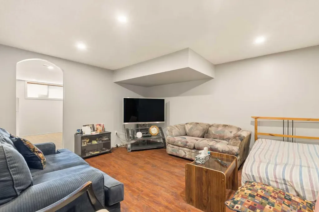 404 Manora Way NE Calgary AB T2A4R4
