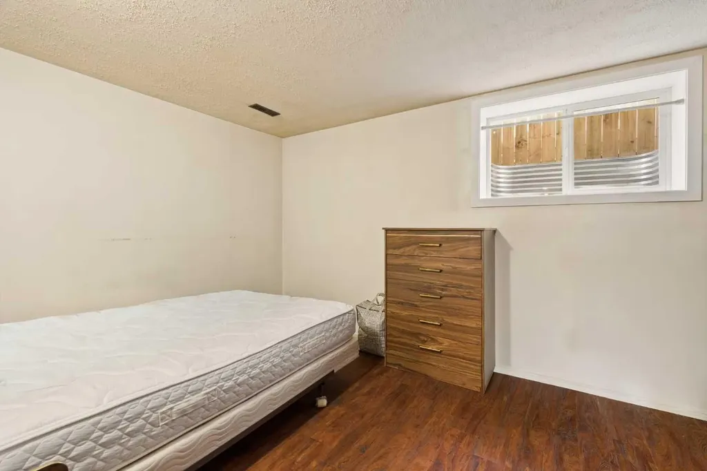 404 Manora Way NE Calgary AB T2A4R4
