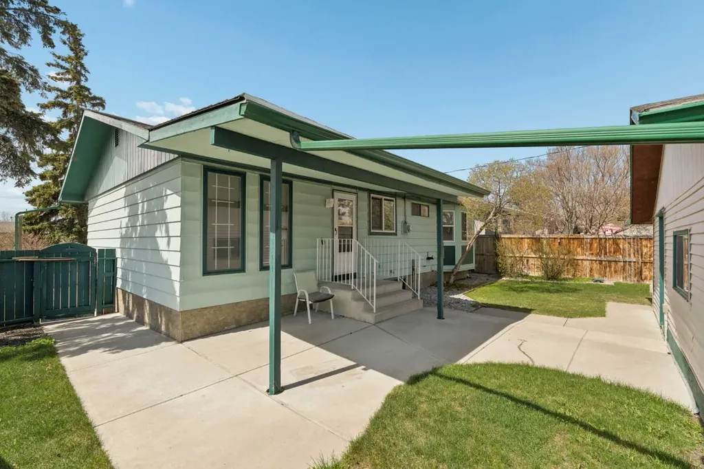 404 Manora Way NE Calgary AB T2A4R4