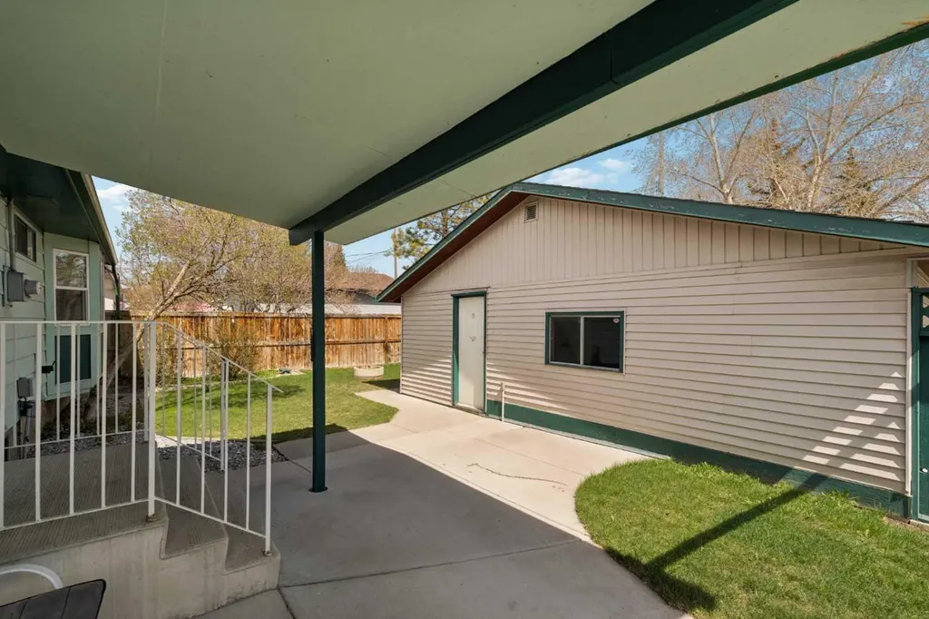 404 Manora Way NE Calgary AB T2A4R4