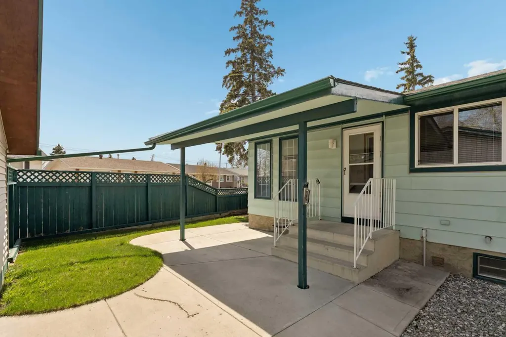 404 Manora Way NE Calgary AB T2A4R4