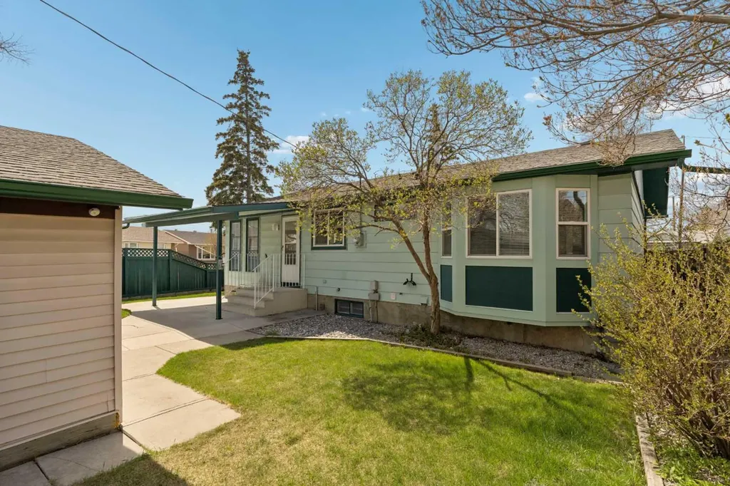 404 Manora Way NE Calgary AB T2A4R4