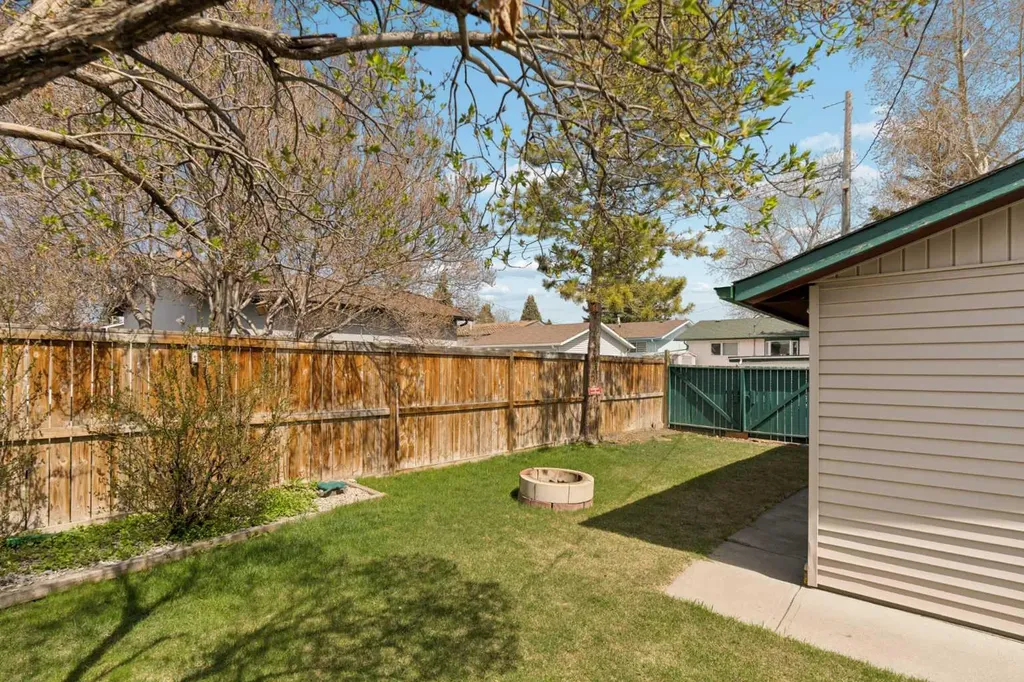 404 Manora Way NE Calgary AB T2A4R4