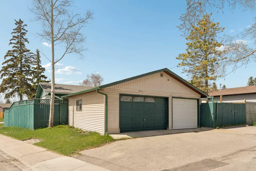 404 Manora Way NE Calgary AB T2A4R4