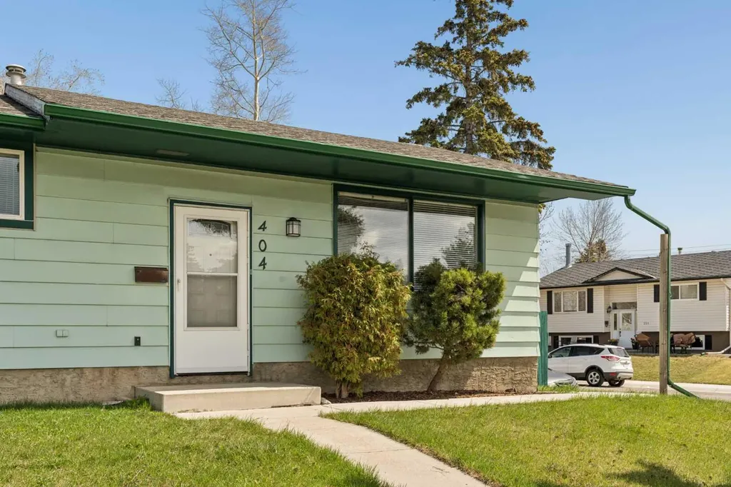 404 Manora Way NE Calgary AB T2A4R4