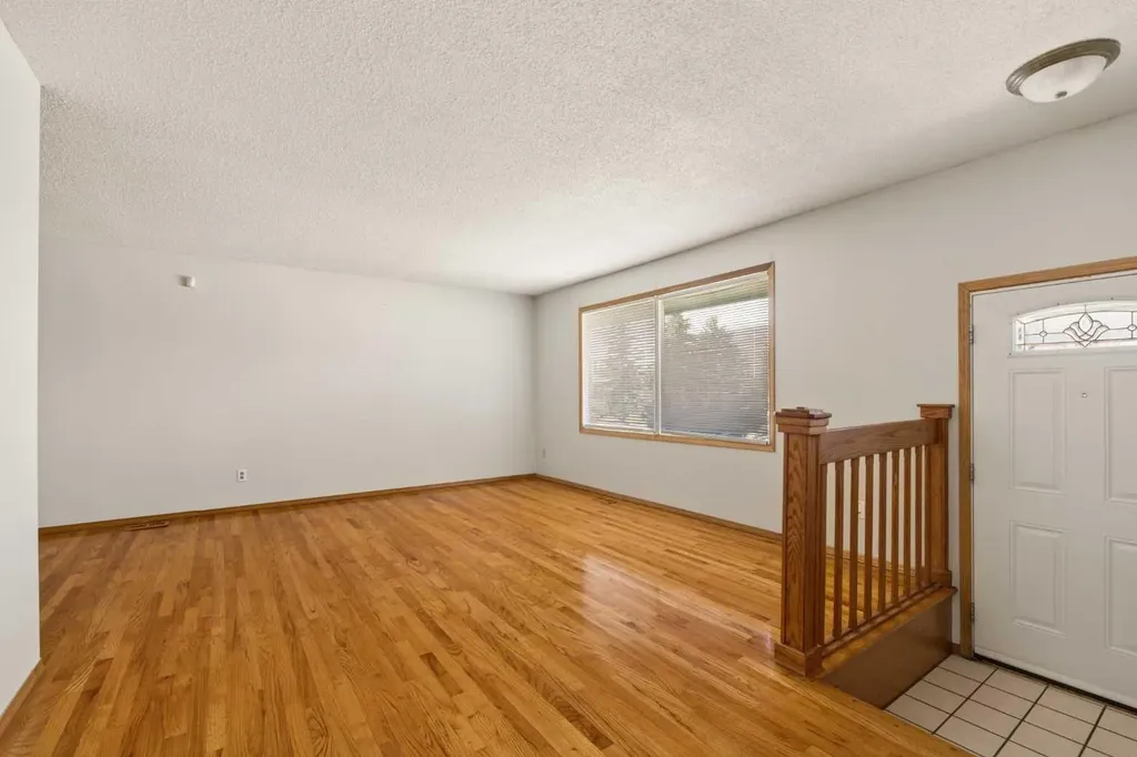 404 Manora Way NE Calgary AB T2A4R4