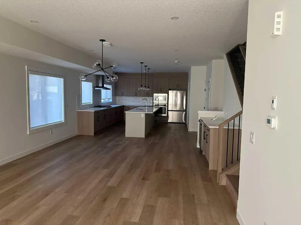 1908 47 Street Calgary AB T3B 6B8