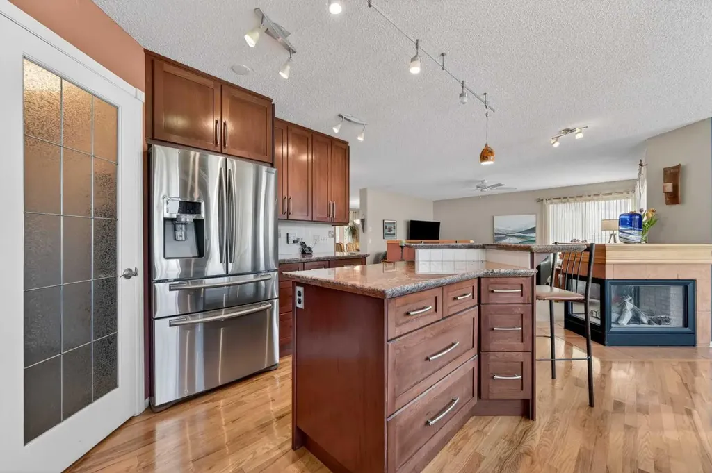 230 Rocky Ridge Cove NW Calgary AB T3G 4L1