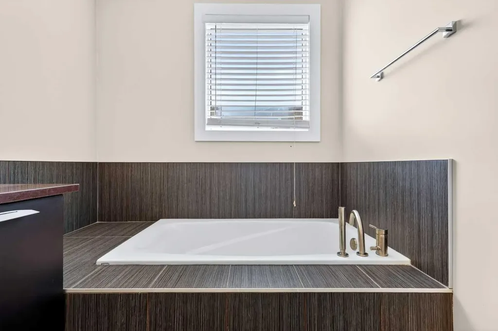 1717 27 Avenue SW Calgary AB T2T 1G9